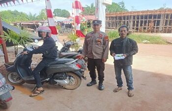 Personil Polsek Parenggean Sambangi Masyarakat Sampaikan Pesan Kamtibmas