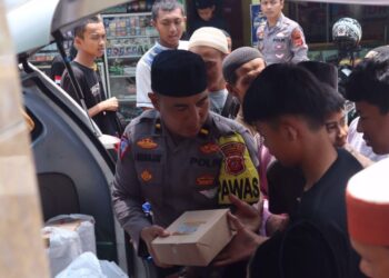 Polres Sukabumi Kota Bagikan Ratusan Nasi Kotak di Jum’at Berkah