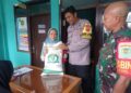 Bareng Babinsa, Polsek Gunungguruh Sukabumi Pantau Distribusi BPNT