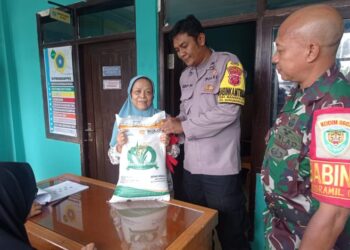 Bareng Babinsa, Polsek Gunungguruh Sukabumi Pantau Distribusi BPNT