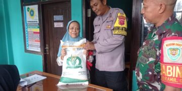 Bareng Babinsa, Polsek Gunungguruh Sukabumi Pantau Distribusi BPNT