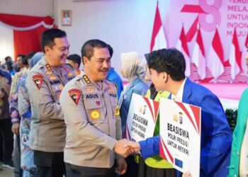Wakapolri, Komjen Pol Agus Andrianto memberikan beasiswa kepada 150 mahasiswa berprestasi.