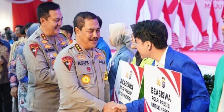 Wakapolri, Komjen Pol Agus Andrianto memberikan beasiswa kepada 150 mahasiswa berprestasi.