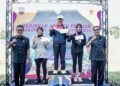 Kejurkab Atlit Pelajar 2023 Resmi Dibuka, Ini kata Bupati Ciamis Ciamis, mataperistiwa.id – Bupati Ciamis, Herdiat Sunarya, secara resmi membuka Kejuaraan Kabupaten (Kejurkab) Atletik Pelajar Tahun 2023 yang digelar di Stadion Atletik Prabu Linggabuana Ciamis, Rabu (20/12/2023). Dalam sambutannya, Bupati Herdiat menyampaikan harapannya agar kegiatan ini dapat memotivasi para pelajar untuk menjadi atlet-atlet atletik yang hebat. Bupati Herdiat juga menyoroti pentingnya pemanfaatan fasilitas stadion atletik Ciamis yang diakui federasi Asia Pasifik. “Saya berharap guru olahraga memanfaatkan fasilitas ini dengan baik, karena tidak semua kabupaten memiliki stadion atletik seperti yang kita miliki,” ucapnya. Stadion atletik Ciamis diakui sebagai sarana yang layak untuk menggelar kompetisi tingkat nasional dan internasional. Bupati juga menekankan kan pentingnya perencanaan, program, dan konsistensi dalam meraih prestasi di cabang olahraga apapun. Dalam semangat pembinaan atlet muda, Bupati Herdiat berharap kejuaraan ini menjadi langkah awal yang berkelanjutan dari tingkat SD, SLTP, SLTA, hingga perguruan tinggi dan dewasa. “Semoga kegiatan ini dapat mencetak atlet-atlet berprestasi untuk masa depan,” tambahnya. Bupati Herdiat juga mengucapkan terima kasih kepada Persatuan Atletik Seluruh Indonesia (PASI) Ciamis dan jajaran yang telah berinovasi untuk menyelenggarakan kejuaraan ini. Bagi peserta, ia menyampaikan selamat bertanding sambil menekankan pentingnya sportivitas. Dengan harapan kejuaraan ini menjadi tonggak awal pembinaan atletik di Ciamis, Bupati Herdiat berkomitmen untuk terus mendukung dan memajukan prestasi olahraga di Kabupaten Ciamis. Sementara disampaikan Ketua penyelenggara, Yayan Muhammad Sufyan bahwa maksud dan tujuan diselenggarakannya kegiatan kejurkab atletik pelajar tahun 2023 adalah untuk memotivasi para siswa-siswi untuk berolahraga khususnya cabor atletik. Selain itu untuk menggali bibit-bibit atlet atletik Kabupaten Ciamis dan sebagai ajang silaturahmi untuk mempererat kekeluargaan antara siswa-siswi di Kabupaten Ciamis. Yayan menginformasikan, peserta secara keseluruhan berjumlah 610 atlit dari berbagai tingkatan pelajar SD, SMP, SLTA dan mahasiswa dengan petugas wasit berjumlah 70 orang yang sudah memiliki sertifikat wasit dasar nasional. Dalam kesempatan tersebut Ia juga menginformasikan bahwa PASI Kabupaten Ciamis dalam rangka pemanfaatan Stadion Atletik ini, didirikannya sekolah atletik yang diberi nama Sekolah Atletik Galuh Ciamis (SAGC). Adapun cabor atletik secara keseluruhan yang dipertandingkan diantaranya meliputi ; lari 60 m, lempar turbo, lari 80 m, lari estafet 4×100 m, lompat jauh, tolak peluru, lari 100 m, lari 800 m, lempar lembing dan lari 5000 m ( hr )