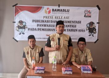Panwascam Cantigi berikan pengarahan saat Press Rilis