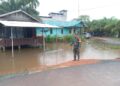 Babinsa1015-07 Parengean Pantau Lokasi Banjir di Wilayah Binaan
