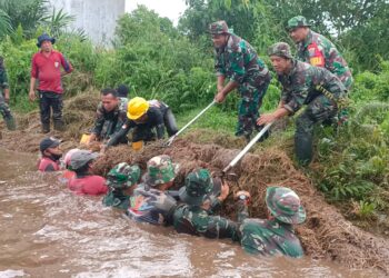 Peduli Lingkungan,Kodim 1015 Sampit Gelar Gotong Royong Bersihkan Saluran Air dan Penanaman Pohon