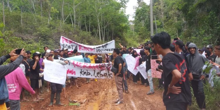 Lelah Dengan Janji, Warga Citepuseun Bersama Mahasiswa Gelar Unras di Sepanjang jalan Poros Kabupaten, Citepusen, Cikaret