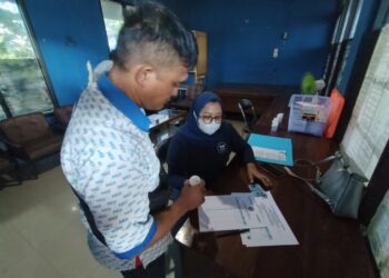 Test urine bagi awak armada bus oleh BNNK sukabumi