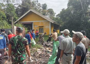 Peduli Lingkungan, Babinsa 1015-05 Kotabesi Bersama Warga Bersihkan Tumpukan Sampah