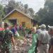 Peduli Lingkungan, Babinsa 1015-05 Kotabesi Bersama Warga Bersihkan Tumpukan Sampah