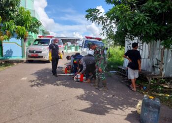 Babinsa Koramil 1015-10 Telaga Pulang Melaksanakan Pendampingan Fogging di Desa Binaan