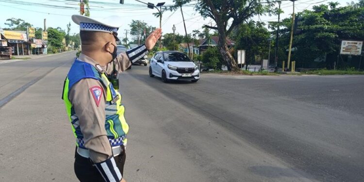 Bentuk Pelayanan Kepada Masyarakat , Satlantas Polres Kotim Laksanakan Pengaturan Lalu Lintas