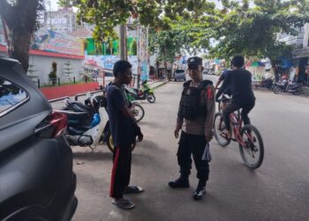 Berikan Rasa Aman Pada Pengunjung Pasar Berdikari dan Ikon Jelawat Sampit, Polsek KPM Galakan Patroli Dialogis