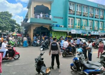 Polsek KPM Amankan Kegiatan Sholat Jumat di Masjid Al Mobarokah Sampit