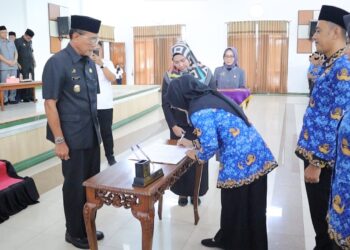 Perjanjian Kerja P3K Ciamis Diperpanjang, Ini kata Bupati Herdiat  Ciamis, mataperistiwa.id – Pemerintah Daerah Kabupaten Ciamis secara resmi menetapkan persetujuan perpanjangan Perjanjian Kerja Pegawai Pemerintah dengan Perjanjian Kerja (PPPK) dari awalnya satu tahun menjadi lima tahun.   Ketetapan ini disampaikan oleh Bupati Ciamis Herdiat Sunarya dihadapan 1.932 Pegawai P3K dalam acara pembinaan dan penetapan persetujuan perpanjangan Perjanjian Kerja di Lingkup Pemkab Ciamis, Rabu (20/12) di Gedung KH. Irfan Hielmy.   Bupati Herdiat menyatakan komitmen Pemerintah Daerah untuk terus meningkatkan kesejahteraan para pegawai yang tergabung dalam ASN P3K.   “Pemda terus berusaha agar hak-hak P3K ini setara dengan Aparatur Sipil Negara (ASN). Kami memahami pentingnya peran bapak ibu dalam mewujudkan pembangunan dan kesejahteraan masyarakat,” ujar Bupati Herdiat.  Bupati menjelaskan, sebelumnya pihaknya telah meminta kepada Pemerintah Pusat agar masa kerja P3K sampai dengan batas pensiun, namun pemerintah baru mengabulkan perjanjian kerja P3K ditambah menjadi 5 tahun dan mendapat hak pensiun.   “Dengan perpanjangan ini, diharapkan para pekerja P3K Ciamis dapat melanjutkan kontribusi positif mereka dalam pembangunan daerah baik dalam bidang pendidikan maupun kesehatan,” ujarnya.   Bupati juga menegaskan bahwa pihaknya akan terus berkoordinasi dengan instansi terkait untuk memastikan implementasi perjanjian kerja P3K berjalan lancar dan sesuai dengan ketentuan yang berlaku.  Dengan perpanjangan perjanjian kerja hingga lima tahun ini, diharapkan dapat memberikan dampak positif yang lebih besar bagi para pegawai pemerintah untuk perkembangan daerah secara keseluruhan.  Sementara itu, Kepala BKPSDM Ciamis, Ai Rusli Suargi mengatakan maksud dan tujuan kegiatan ini adalah untuk memberikan pembinaan mengenai ketentuan yang berlaku bagi P3K terutama dalam motivasi kerja serta kewajiban aparatur yang harus ditaati.   Disamping itu kegiatan ini juga dilaksanakan dalam rangka penetapan perpanjangan perjanjian kerja PPPK di Lingkup Pemerintah Kabupaten Ciamis.  “Penetapan perpanjangan kontrak kerja P3K ini sebagai bentuk komitmen dan konsistensi Bupati Ciamis dalam rangka pemenuhan kebutuhan pegawai dan peningkatan status pekerja honorer jadi ASN yaitu P3K, ” ucapnya.   Ia melaporkan pemerintah Ciamis sejak tahun 2021 mengangkat P3K sebanyak 3511orang, dan Kabupaten Ciamis merupakan salah satu kabupaten dengan formasi terbanyak yang mengajukan formasi ASN ( hr )