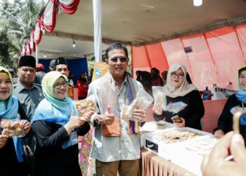 Program PPC ke-3 Kolaborasi UMKM, Menuju Penguatan Ketahanan Pangan Untuk Desa Indonesia   Ciamis, mataperistiwa.id –  Bupati Ciamis Herdiat Sunarya mendorong agar kegiatan PPC Ke-3 tidak hanya menjadi acara seremonial, tetapi juga diikuti dengan tindakan nyata dari masyarakat.  Hal tersebut Bupati sampaikan saat menghadiri acara Pembudidaya Perikanan Ciamis (PPC) Ke-3 di Lapang Desa Tanjungsari, Kecamatan Banjaranyar, Senin (18/12/2023).   Acara ini merupakan sinergitas pembangunan perikanan Ciamis yang berkolaborasi dengan UMKM, menuju penguatan ketahanan pangan desa untuk Indonesia.  Bupati Ciamis menyoroti kekayaan alam yang luar biasa di Kabupaten Ciamis, terutama di Kecamatan Banjaranyar, dan mengajak masyarakat untuk memanfaatkannya sebaik mungkin.   Dalam sambutannya, ia berharap kegiatan PPC tidak hanya berfungsi sebagai rutinitas atau seremonial, melainkan mampu diimplementasikan oleh masyarakat.  Referensi diberikan terkait keberhasilan kegiatan PPC sebelumnya di Kecamatan Kawali, yang menciptakan Kampung Nila di Kawali.   Bupati berharap kolaborasi dengan para pemangku kepentingan dapat terus ditingkatkan, khususnya di Banjaranyar, untuk menjadikan Kampung Gurame khas Ciamis, yaitu Gurame Soang, dengan tujuan meningkatkan perekonomian masyarakat setempat.  Bupati juga menyampaikan apresiasinya kepada ketua PPC dan jajaran atas semangat dalam meningkatkan perekonomian dan daya beli masyarakat.   Hendar Suhendar selaku ketua penyelenggara, mengucapkan terima kasih atas dukungan pemerintah daerah melalui dinas terkait, sambil berharap agar PPC Ke-3 ini tidak hanya meriah, tetapi juga memberikan dampak positif bagi pendapatan ekonomi masyarakat Desa Tanjungsari dan Kabupaten Ciamis secara keseluruhan.  Ia menekankan harapan bahwa ke depannya, PPC dapat menjadi mitra strategis pemerintah melalui kerjasama dan kolaborasi, membawa dampak positif dan kemajuan signifikan bagi perekonomian masyarakat ( hr )