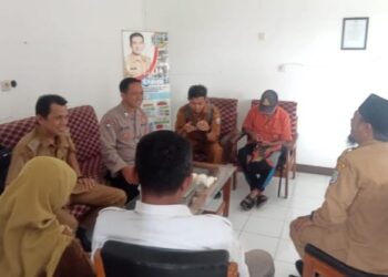 Gali Informasi Polsek Panjalu Polres Ciamis Kunjungan Silaturahmi kepada Perangkat Desa Cibeureum Dalam Rangka Cipta Kondisi OMB 2023/2024