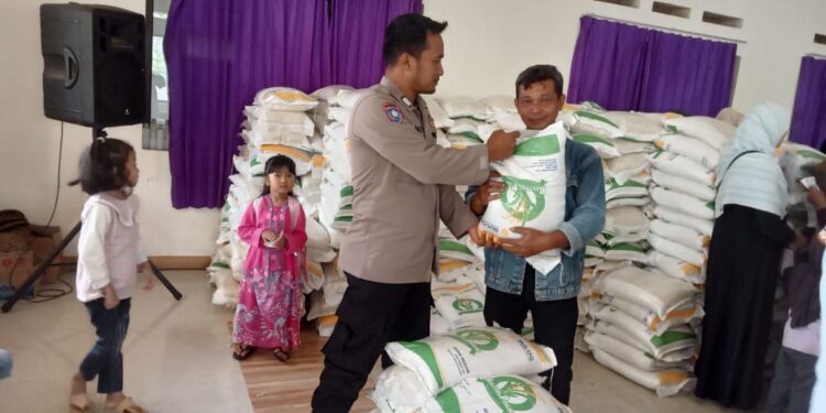 Polsek Panjalu Polres Ciamis Awasi Distribusi Bapanas Beras 10 Kg ke Warga Desa Maparah