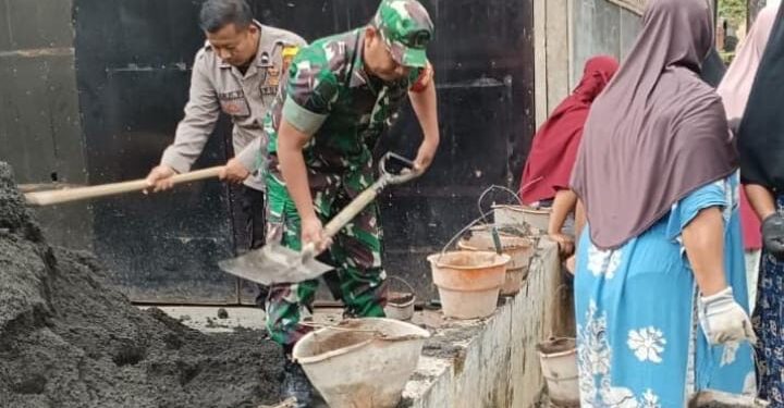 Cipta Kondisi, Polsek Rajadesa Polres Ciamis Giat Gotong Royong Pembangunan Mesjid Al-Hikmah di Desa Sirnabaya