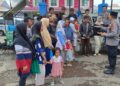 Polsek Cikoneng Polres Ciamis Duduk dan Ngobrol Bareng Warga di Terminal Angkot Bahas Pelayanan Polri