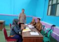 Polsek Ciamis Polres Ciamis Awasi Distribusi Bapanas Beras 10 Kg ke Warga Desa Sukamulya