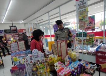 Cegah Penimbunan, Sat Samapta Polres Ciamis Giat Pemantauan Harga dan Ketersediaan Bahan Pokok di Alfamart Juanda