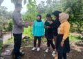 Ops Mantap Brata, Polsek Sukadana Polres Ciamis Patroli Dialogis ke Warga di Desa Bunter  Ciamis, mataperistiwa.id-  Personel Polsek Sukadana Polres Ciamis Polda Jabar mendangi warga masyarakat Desa Bunter yang sedang beraktifitas di siang hari. Kegiatan ini berlangsung di Padepokan Pajajaran Dusun Cikancah, Desa Bunter, Kecamatan Sukadana, Kabupaten Ciamis, Jawa Barat, Jumat (12/1/2024).  Kegiatan tersebut dilaksanakan oleh Anggota Bhabinkamtibmas Desa Bunter Polres Ciamis Polda Jabar Bripka Erik Fathullah. Dimana anggota secara humanis melakukan koordinasi dan komunikasi bersama warga masyarakat di Desa Bunter yang sedang beraktifitas di siang hari.  Kapolres Ciamis Polda Jabar AKBP Akmal SH., S.I.K., M.H., melalui Kapolsek Sukadana Polres Ciamis Polda Jabar Ipda Dayat Hidayat mengatakan, kegiatan ini sebagai bentuk cipat kondisi menjaga kondusifitas wilayah. Selain itu tentunya untuk menjaga silaturahmi Polri dengan para warga masyarakat di daerah.  “Ini kami lakukan untuk menjaga dan memelihara soliditas TNI-Polri bersama masyarakat guna keamanan dan kondusifitas wilayah. Semoga kegiatan ini menjadikan wilayah hukum Polsek Sukadana Polres Ciamis Polda Jabar lebih kondusif kedepannya,” kata Ipda Dayat Hidayat.  “Kegiatan ini juga dalam rangka cipta kondisi Operasi Mantap Brata Tahun 2023-2024 untuk Pemilu 2024 yang damai, aman dan sejuk. Jangan terpancing dengan isu isu yang belum jelas sumbernya serta jangan menyebarkan berita berita yang dapat memecah persatuan dan kesatuan warga,” ucapnya menambahkan.  Kapolsek Sukadana Polres Ciamis Polda Jabar Ipda Dayat Hidayat berpesan dan mengajak masyarakat untuk ikut serta menjaga kamtibmas yang kondusif. Salah satunya dengan selalu waspada dalam antisipasi tindak kriminalitas jalanan yang kerap terjadi akibat kelalaian orang ataupun korban ( HD/Humas Polres Ciamis )