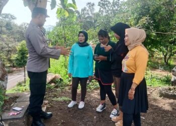 Ops Mantap Brata, Polsek Sukadana Polres Ciamis Patroli Dialogis ke Warga di Desa Bunter  Ciamis, mataperistiwa.id-  Personel Polsek Sukadana Polres Ciamis Polda Jabar mendangi warga masyarakat Desa Bunter yang sedang beraktifitas di siang hari. Kegiatan ini berlangsung di Padepokan Pajajaran Dusun Cikancah, Desa Bunter, Kecamatan Sukadana, Kabupaten Ciamis, Jawa Barat, Jumat (12/1/2024).  Kegiatan tersebut dilaksanakan oleh Anggota Bhabinkamtibmas Desa Bunter Polres Ciamis Polda Jabar Bripka Erik Fathullah. Dimana anggota secara humanis melakukan koordinasi dan komunikasi bersama warga masyarakat di Desa Bunter yang sedang beraktifitas di siang hari.  Kapolres Ciamis Polda Jabar AKBP Akmal SH., S.I.K., M.H., melalui Kapolsek Sukadana Polres Ciamis Polda Jabar Ipda Dayat Hidayat mengatakan, kegiatan ini sebagai bentuk cipat kondisi menjaga kondusifitas wilayah. Selain itu tentunya untuk menjaga silaturahmi Polri dengan para warga masyarakat di daerah.  “Ini kami lakukan untuk menjaga dan memelihara soliditas TNI-Polri bersama masyarakat guna keamanan dan kondusifitas wilayah. Semoga kegiatan ini menjadikan wilayah hukum Polsek Sukadana Polres Ciamis Polda Jabar lebih kondusif kedepannya,” kata Ipda Dayat Hidayat.  “Kegiatan ini juga dalam rangka cipta kondisi Operasi Mantap Brata Tahun 2023-2024 untuk Pemilu 2024 yang damai, aman dan sejuk. Jangan terpancing dengan isu isu yang belum jelas sumbernya serta jangan menyebarkan berita berita yang dapat memecah persatuan dan kesatuan warga,” ucapnya menambahkan.  Kapolsek Sukadana Polres Ciamis Polda Jabar Ipda Dayat Hidayat berpesan dan mengajak masyarakat untuk ikut serta menjaga kamtibmas yang kondusif. Salah satunya dengan selalu waspada dalam antisipasi tindak kriminalitas jalanan yang kerap terjadi akibat kelalaian orang ataupun korban ( HD/Humas Polres Ciamis )