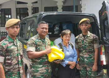 Bagikan Sembako dan Nasi Kotak Ini kata Mayor Arh Yanuar Yudistira Yonarhanud 14/pratiti wira yudha di Jum’at Berkah