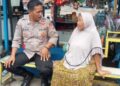 Ops Mantap Brata, Polsek Panjalu Polres Ciamis Intens Silaturahmi Kamtibmas ke Warga  Ciamis, mataperistiwa.id –  Personel Bhabinkamtibmas Polsek Panjalu Polres Ciamis Polda Jabar melaksanakan sioaturahmi kamtibmas ke desa binaan masing-masing dalam rangka operasi mantap brata 2023-2024 cipta kondisi mewujudkan Pemilu damai. Kegiatan ini dilaksanakan di masing-masing desa binaan anggota Bhabinkamtibmas di Kecamatan Panjalu dan Sukamantri.  Sambang ini salah satunya dilaksanakan oleh Kanit Binmas Polsek Panjalu Polres Ciamis Polda Jawa Barat Bripka Doni Hermana yang menyambangi tokoh masyarakat di Dusun Pasangrahan, Desa Panjalu, Kecamatan Sukamantri, Kabupaten Ciamis, Jawa Barat, Jumat (19/1/2024).  Kapolres Ciamis Polda Jabar AKBP Akmal SH., S.I.K., M.H., melalui Kapolsek Panjalu Iptu Yaya Koswara mengatakan, kegiatan ini tentunya untuk memberikan rasa nyaman dan aman masyarakat. Kehadirannya di tengah masyarakat diharapkan timbul rasa nyaman dan aman serta mencegah niat para pelaku kejahatan dalam melancarkan aksinya. Sehingga kondusifitas wilayah tetap terjaga keamanannya.  “Silaturhami kamtibmas kepada warga ini untuk memberikan rasa nyaman dan aman. Serta untuk mencegah dan mengantisipasi tindak kriminalitas dan gangguan kamtibmas lainnya khususnya di wilayah hukum Polsek Panjalu Polres Ciamis Polda Jabar,” kata Iptu Yaya Koswara.  “Anggota turut serta mengajak warga mewujudkan Pemilu 2024 yang damai dan sejuk tanpa ada hoaks, ujaran kebencian, money politic hingga black campaign,” katanya menambahkan.  Adapun yang dilakukan selama sambang kamtibmas, personel Bhabinkamtibmas menyampaikan himbuan terkait gangguan kamtibmas. Berupa Curat, Curas, Curanmor, dan Geng Motor serta situasi terkini di wilayah hukum Polsek Panjalu Polres Ciamis Polda Jabar.  “Warga agar senantiasa bersama sama menjaga kondusifitas di Desa Panjalu. Selain itu warga diminta agar berhari-hati untuk kesehatan dan rawan bencana alam,” kata Iptu Yaya Koswara ( HD/Humas )