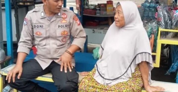 Ops Mantap Brata, Polsek Panjalu Polres Ciamis Intens Silaturahmi Kamtibmas ke Warga  Ciamis, mataperistiwa.id –  Personel Bhabinkamtibmas Polsek Panjalu Polres Ciamis Polda Jabar melaksanakan sioaturahmi kamtibmas ke desa binaan masing-masing dalam rangka operasi mantap brata 2023-2024 cipta kondisi mewujudkan Pemilu damai. Kegiatan ini dilaksanakan di masing-masing desa binaan anggota Bhabinkamtibmas di Kecamatan Panjalu dan Sukamantri.  Sambang ini salah satunya dilaksanakan oleh Kanit Binmas Polsek Panjalu Polres Ciamis Polda Jawa Barat Bripka Doni Hermana yang menyambangi tokoh masyarakat di Dusun Pasangrahan, Desa Panjalu, Kecamatan Sukamantri, Kabupaten Ciamis, Jawa Barat, Jumat (19/1/2024).  Kapolres Ciamis Polda Jabar AKBP Akmal SH., S.I.K., M.H., melalui Kapolsek Panjalu Iptu Yaya Koswara mengatakan, kegiatan ini tentunya untuk memberikan rasa nyaman dan aman masyarakat. Kehadirannya di tengah masyarakat diharapkan timbul rasa nyaman dan aman serta mencegah niat para pelaku kejahatan dalam melancarkan aksinya. Sehingga kondusifitas wilayah tetap terjaga keamanannya.  “Silaturhami kamtibmas kepada warga ini untuk memberikan rasa nyaman dan aman. Serta untuk mencegah dan mengantisipasi tindak kriminalitas dan gangguan kamtibmas lainnya khususnya di wilayah hukum Polsek Panjalu Polres Ciamis Polda Jabar,” kata Iptu Yaya Koswara.  “Anggota turut serta mengajak warga mewujudkan Pemilu 2024 yang damai dan sejuk tanpa ada hoaks, ujaran kebencian, money politic hingga black campaign,” katanya menambahkan.  Adapun yang dilakukan selama sambang kamtibmas, personel Bhabinkamtibmas menyampaikan himbuan terkait gangguan kamtibmas. Berupa Curat, Curas, Curanmor, dan Geng Motor serta situasi terkini di wilayah hukum Polsek Panjalu Polres Ciamis Polda Jabar.  “Warga agar senantiasa bersama sama menjaga kondusifitas di Desa Panjalu. Selain itu warga diminta agar berhari-hati untuk kesehatan dan rawan bencana alam,” kata Iptu Yaya Koswara ( HD/Humas )