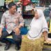 Ops Mantap Brata, Polsek Panjalu Polres Ciamis Intens Silaturahmi Kamtibmas ke Warga  Ciamis, mataperistiwa.id –  Personel Bhabinkamtibmas Polsek Panjalu Polres Ciamis Polda Jabar melaksanakan sioaturahmi kamtibmas ke desa binaan masing-masing dalam rangka operasi mantap brata 2023-2024 cipta kondisi mewujudkan Pemilu damai. Kegiatan ini dilaksanakan di masing-masing desa binaan anggota Bhabinkamtibmas di Kecamatan Panjalu dan Sukamantri.  Sambang ini salah satunya dilaksanakan oleh Kanit Binmas Polsek Panjalu Polres Ciamis Polda Jawa Barat Bripka Doni Hermana yang menyambangi tokoh masyarakat di Dusun Pasangrahan, Desa Panjalu, Kecamatan Sukamantri, Kabupaten Ciamis, Jawa Barat, Jumat (19/1/2024).  Kapolres Ciamis Polda Jabar AKBP Akmal SH., S.I.K., M.H., melalui Kapolsek Panjalu Iptu Yaya Koswara mengatakan, kegiatan ini tentunya untuk memberikan rasa nyaman dan aman masyarakat. Kehadirannya di tengah masyarakat diharapkan timbul rasa nyaman dan aman serta mencegah niat para pelaku kejahatan dalam melancarkan aksinya. Sehingga kondusifitas wilayah tetap terjaga keamanannya.  “Silaturhami kamtibmas kepada warga ini untuk memberikan rasa nyaman dan aman. Serta untuk mencegah dan mengantisipasi tindak kriminalitas dan gangguan kamtibmas lainnya khususnya di wilayah hukum Polsek Panjalu Polres Ciamis Polda Jabar,” kata Iptu Yaya Koswara.  “Anggota turut serta mengajak warga mewujudkan Pemilu 2024 yang damai dan sejuk tanpa ada hoaks, ujaran kebencian, money politic hingga black campaign,” katanya menambahkan.  Adapun yang dilakukan selama sambang kamtibmas, personel Bhabinkamtibmas menyampaikan himbuan terkait gangguan kamtibmas. Berupa Curat, Curas, Curanmor, dan Geng Motor serta situasi terkini di wilayah hukum Polsek Panjalu Polres Ciamis Polda Jabar.  “Warga agar senantiasa bersama sama menjaga kondusifitas di Desa Panjalu. Selain itu warga diminta agar berhari-hati untuk kesehatan dan rawan bencana alam,” kata Iptu Yaya Koswara ( HD/Humas )