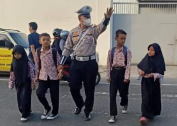 Bantu Anak Menyebrang, Polsek Cikoneng Polres Ciamis Siagakan Personel di Depan Sekolah