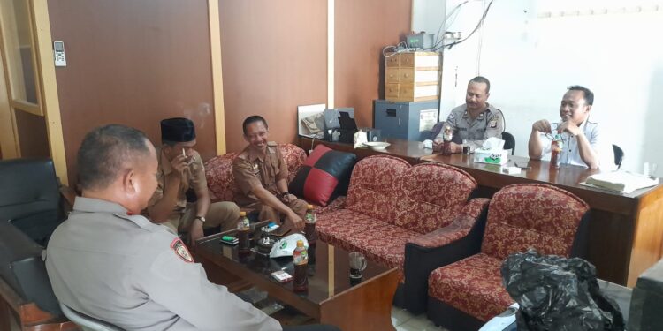 Gali Informasi, Polsek Cimaragas Polres Ciamis Kunjungan Silaturahmi kepada Kepala Desa Janggala