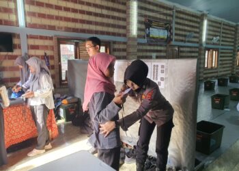 Polsek Warudoyong Kerahkan Sejumlah Personelnya Untuk Amankan Kegiatan Penyortiran Dan Pelipatan Surat Suara Pemilu 2024