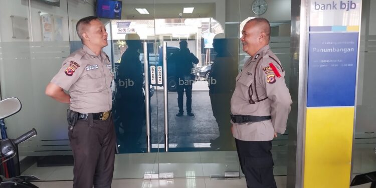 Jaga Situasi Kamtimbas, Polsek Panumbangan Polres Ciamis Kunjungan Silaturahmi kepada Satpam Bank BJB Panumbangan