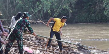 Mitigasi Bencana, Forkopimda Kota Sukabumi Bersihkan Sampah di Bantaran Sungai Cimandiri