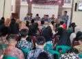 Polsek Cijeungjing Polres Ciamis Monitoring Pelantikan KPPS Desa Kertaharja  Ciamis, mataperistiwa.id – Jajaran Polres Ciamis Polda Jabar melaksanakan monitoring pelantikan dan pengambilan sumpah janji Kelompok Penyelenggara Pemungutan Suara (KPPS) di Kabupaten Ciamis. Kegiatan ini dilaksanakan oleh seluruh Satuan Fungsi dan Polsek jajaran Polres Ciamis Polda Jabar.  Pemantauan sekaligus ditingkat Polsek jajaran dilaksanakan oleh personel Bhabinkamtinmas di desa/kelurahan masing-masing. Seperti salah satunya yang dilaksanakan oleh personel Polsek Cijeungjing Polres Ciamis Polda Jabar di Aula Kantor Desa Kertaharja, Kecamatan Cijeungjing, Kabupaten Ciamis, Jawa Barat, Kamis (25/1/2024).  Monitoring ini dilaksanakan oleh anggota Bhabinkamtibmas Desa Kertaharja Polsek Cimaragas Polres Ciamis Polda Jabar. Anggota hadir langsung berkoordinasi dengan penyelenggara Pemilu di tingkat Desa Kertaharja.  Kapolres Ciamis Polda Jabar AKBP Akmal SH., S.I.K., M.H., melalui Kapolsek Cijeungjing Iptu Baehaki engatakan, kehadiran anggota untuk memberikan rasa nyaman dan aman masyarakat. Selain itu juga untuk memastikan pelantikan anggota KPPS berjalan lancar dan kondusif.  “Kehadiran Polri di acara tersebut sebagai bentuk dukungan dalam menyukseskan Pemilu 2024. Dimana Polri hadir untuk memberikan rasa nyaman dan amam masyarakat,” kata Iptu Baehaki.  Kapolsek Cijeungjing Polres Ciamis Polda Jabar Iptu Baehaki berpesan kepada masyarakat untuk bersama sama menyukseskan Pemilu 2024. Tanpa ada hoaks dan segala potensi yang dapat memecah belah bangsa.  Pelantikan ini diikuti oleh 119 anggota KPPS Desa Kertaharja. Mereka akan disebar ke setiap TPS dan masing-masing TPS diisi oleh 7 anggota KPPS ( HD/Humas )