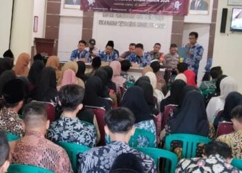 Polsek Cijeungjing Polres Ciamis Monitoring Pelantikan KPPS Desa Kertaharja  Ciamis, mataperistiwa.id – Jajaran Polres Ciamis Polda Jabar melaksanakan monitoring pelantikan dan pengambilan sumpah janji Kelompok Penyelenggara Pemungutan Suara (KPPS) di Kabupaten Ciamis. Kegiatan ini dilaksanakan oleh seluruh Satuan Fungsi dan Polsek jajaran Polres Ciamis Polda Jabar.  Pemantauan sekaligus ditingkat Polsek jajaran dilaksanakan oleh personel Bhabinkamtinmas di desa/kelurahan masing-masing. Seperti salah satunya yang dilaksanakan oleh personel Polsek Cijeungjing Polres Ciamis Polda Jabar di Aula Kantor Desa Kertaharja, Kecamatan Cijeungjing, Kabupaten Ciamis, Jawa Barat, Kamis (25/1/2024).  Monitoring ini dilaksanakan oleh anggota Bhabinkamtibmas Desa Kertaharja Polsek Cimaragas Polres Ciamis Polda Jabar. Anggota hadir langsung berkoordinasi dengan penyelenggara Pemilu di tingkat Desa Kertaharja.  Kapolres Ciamis Polda Jabar AKBP Akmal SH., S.I.K., M.H., melalui Kapolsek Cijeungjing Iptu Baehaki engatakan, kehadiran anggota untuk memberikan rasa nyaman dan aman masyarakat. Selain itu juga untuk memastikan pelantikan anggota KPPS berjalan lancar dan kondusif.  “Kehadiran Polri di acara tersebut sebagai bentuk dukungan dalam menyukseskan Pemilu 2024. Dimana Polri hadir untuk memberikan rasa nyaman dan amam masyarakat,” kata Iptu Baehaki.  Kapolsek Cijeungjing Polres Ciamis Polda Jabar Iptu Baehaki berpesan kepada masyarakat untuk bersama sama menyukseskan Pemilu 2024. Tanpa ada hoaks dan segala potensi yang dapat memecah belah bangsa.  Pelantikan ini diikuti oleh 119 anggota KPPS Desa Kertaharja. Mereka akan disebar ke setiap TPS dan masing-masing TPS diisi oleh 7 anggota KPPS ( HD/Humas )