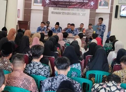 Polsek Cijeungjing Polres Ciamis Monitoring Pelantikan KPPS Desa Kertaharja  Ciamis, mataperistiwa.id – Jajaran Polres Ciamis Polda Jabar melaksanakan monitoring pelantikan dan pengambilan sumpah janji Kelompok Penyelenggara Pemungutan Suara (KPPS) di Kabupaten Ciamis. Kegiatan ini dilaksanakan oleh seluruh Satuan Fungsi dan Polsek jajaran Polres Ciamis Polda Jabar.  Pemantauan sekaligus ditingkat Polsek jajaran dilaksanakan oleh personel Bhabinkamtinmas di desa/kelurahan masing-masing. Seperti salah satunya yang dilaksanakan oleh personel Polsek Cijeungjing Polres Ciamis Polda Jabar di Aula Kantor Desa Kertaharja, Kecamatan Cijeungjing, Kabupaten Ciamis, Jawa Barat, Kamis (25/1/2024).  Monitoring ini dilaksanakan oleh anggota Bhabinkamtibmas Desa Kertaharja Polsek Cimaragas Polres Ciamis Polda Jabar. Anggota hadir langsung berkoordinasi dengan penyelenggara Pemilu di tingkat Desa Kertaharja.  Kapolres Ciamis Polda Jabar AKBP Akmal SH., S.I.K., M.H., melalui Kapolsek Cijeungjing Iptu Baehaki engatakan, kehadiran anggota untuk memberikan rasa nyaman dan aman masyarakat. Selain itu juga untuk memastikan pelantikan anggota KPPS berjalan lancar dan kondusif.  “Kehadiran Polri di acara tersebut sebagai bentuk dukungan dalam menyukseskan Pemilu 2024. Dimana Polri hadir untuk memberikan rasa nyaman dan amam masyarakat,” kata Iptu Baehaki.  Kapolsek Cijeungjing Polres Ciamis Polda Jabar Iptu Baehaki berpesan kepada masyarakat untuk bersama sama menyukseskan Pemilu 2024. Tanpa ada hoaks dan segala potensi yang dapat memecah belah bangsa.  Pelantikan ini diikuti oleh 119 anggota KPPS Desa Kertaharja. Mereka akan disebar ke setiap TPS dan masing-masing TPS diisi oleh 7 anggota KPPS ( HD/Humas )