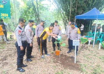 Polsek Lembursitu Laksanakan Monitoring Kegiatan  Karya Bhakti Penghijauan (Tanam Pohon) Dan Pembersihan Sungai  Cimandiri