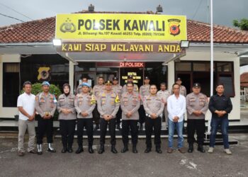 Kapolres Ciamis Kunker ke Mapolsek Kawali  Ciamis, mataperistiwa.id – Sebagai pimpinan yang baru, melihat kondisi personel di lapangan menjadi hal utama. Selain untuk mengetahui kemampuan dan kekuatan personel di wilayah, ini juga untuk mempererat jalinan silaturahmi antara pimpinan dan anggota.  Ini yang dilakukan oleh Kapolres Ciamis Polda Jabar AKBP Akmal SH., S.I.K., M.H., dengan melakukan kunjungan kerja ke Mako Polsek Kawali, Kecamatan Kawali, Kabupaten Ciamis, Jawa Barat. Kunjungan tersebut menjadi yang pertama dilakukan AKBP Akmal selaku Kapolres Ciamis Polda Jabar ke wilayah Polsek Kawali.  Saat kunjungan itu, Kapolres Ciamis Polda Jabar turut didampingi oleh sejumlah pejabat utama. Meliputi Kasi Humas Polres Ciamis AKP Magdalena NEB, Kasi Propam Iptu Zezen, Kanit Regident Satlantas Polres Ciamis Iptu Wawan, dan Kanit Reskrim SatReskrim Polres Ciamis Iptu Wawan Ridwan.  Kedatangan AKBP Akmal beserta rombongan disambut hangat oleh Kapolsek Kawali Polres Ciamis Polda Jabar Kompol Subagja beserta anggota. Tak hanya melihat personel, kedatangannya juga untuk melihat sarana prasarana pendukung pelaksanaan tugas Kepolisian yang ada di Mako Polsek Kawali.  “Kunjungan ini dalam rangka pengecekan kesiapan Personil Polsek Kawali. Kami juga ingin melihat secara langsung kondisi bangunan Polsek Kawali,” ujar Kapolres Ciamis Polda Jabar AKBP Akmal SH., S.I.K., M.H., Selasa (16/1/2024).  Kapolres Ciamis Polda Jabar berpesan kepada seluruh personel agar selalu senantiasa melaksanakan tugas sesuai dengan SOP. “Tetap kedepankan sisi humanis Polri dalam setiap pelayanan kepada masyarakat. Kami juga mengajak para personel untuk ikut serta menjaga dan merawat Makopolsek masing-masing,” katanya ( HD/Humas )