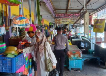 Satuan Samapta Patroli ke Pasar Ciamis Cegah Kecurahan Penimbunan Bahan Pokok  Ciamis, mataperistiwa.id – Jajaran Polres Ciamis Polda Jawa Barat melaksanakan secara intensif melakukan pengecekan harga sembako di Pasar. Pengecekan ini dilaksanakan oleh seluruh personel satuan fungsi dan Polsek jajaran Polres Ciamis Polda Jabar.  Salah satunya seperti yang dilaksanakan oleh Satuan Samapta Polres Ciamis Polda Jabar. Pengecekan ini dilaksanakan di sejumlah Kios Pedagang di Komplek Pasar Imbanagara Ciamis, Kabupaten Ciamis, Jawa Barat, Jumat (12/1/2024).  Kegiatan ini dipimpin oleh Kasat Samapta Polres Ciamis Polda Jabar AKP Cecep Edi Sulaeman. Sementara anggota yang bertugas dilapangan yaitu Unit Patroli Satuan Samapta Polres Ciamis Polda Jabar.  Anggota dilapangan melakukan patroli kesejumlah pedagang bahan pokok dan komoditas lainnya. Ini dilakukan dalam rangka untuk mengantisipasi terjadinya inflasi dengan melakukan pengendalian secara dini.  Kapolres Ciamis Polda Jabar AKBP Akmal, SH., S.I.K., M.H., melalui Kasat Samapta Polres Ciamis Polda Jabar AKP Cecep Edi Sulaeman mengatakan, setiap hari Polres Ciamis Polda Jabar melakukan pemantauan harga dan ketersediaan bahan pokok di Kabupaten Ciamis. Mulai dari Pasar Tradisional maupun Mini Market dan Pasar Modern dalam rangka mencegah terjadinya kelangkaan bahan pokok.  “Kami minta para pengusaha agar tidak melakukan penimbunan terhadap bahan pokok. Tak hanya pengusaha, para penjual agar bisa membatasi pembelian setiap konsumen antisipasi adanya penimbunan oleh oknum-oknum yang tidak bertanggung jawab. Ini juga sebagai deteksi dini pencegahan inflasi di wilayah Kabupaten Ciamis, sehingga saat terjadi kelangkaan dan kenaikan harga bisa segera diambil tindakan berupa menggelar Operasi Pasar,” kata AKP Cecep Edi Sulaeman.  Hasil pemantauan harga bahan pokok di wilayah Komplek Pasar Ciamis, harga-harga masih normal meskipun ada sedikit kenaikan pada beberapa komoditas bahan pokok penting. Sementara untuk ketersediaan bahan pokok masih aman.  Sebagai informasi, harga kebutuhan bahan pokok per 12 Januari 2024, di Komplek Pasar Ciamis berikut:  1. Beras Premium Rp. 14.000 /Kg. 2. Daging Ayam Rp. 35.000/kg. 3. Daging Sapi Rp.135.000/kg. 4. Gula Pasir Rp.16.000/Kg. 5. Minyak Goreng Rp.15.000/kg. 6. Telur Ayam negeri Rp. 27.000 /Kg. 7. Tepung Rp. 10.500/Kg ( HD/Humas Polres Ciamis )