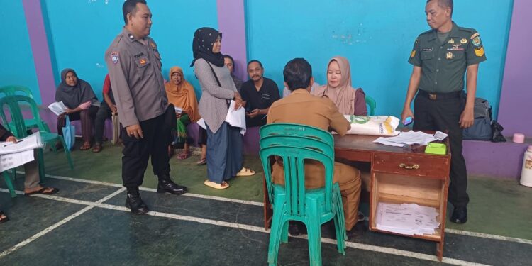 Agar Tepat Sasaran, Polsek Ciamis Giat monitoring pendistribusian Bansos Berupa Beras di Desa Jelat