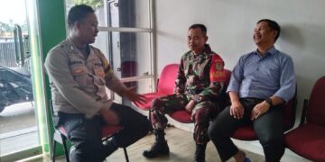 Bhabinkamtibmas Bersinergi dengan Babinsa Sambangi Warga Untuk Tingkatkan Harkamtibmas