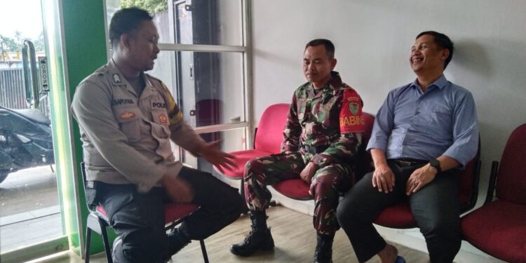 Bhabinkamtibmas Bersinergi dengan Babinsa Sambangi Warga Untuk Tingkatkan Harkamtibmas