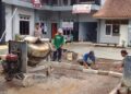 Polsek Cisaga Polres Ciamis Monitoring Pengerjaan Rehabilitasi Halaman kantor Desa Tanjungjaya