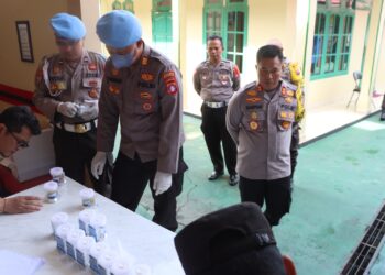 Awali tahun 2024, Kapolres Kotim Pimpin PelaksanaanTest Urine Kepada Anggota