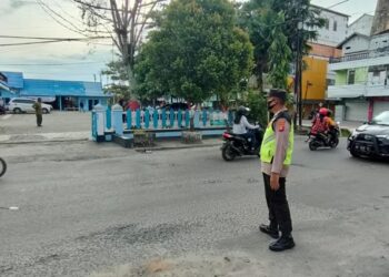 Polsek Kp  Mentaya Melaksanakan Pengaturan Arus Lalu Lintas Rawan Pagi